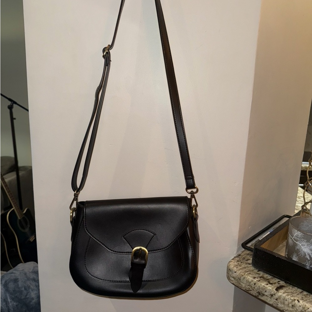Classic Black Crossbody Saddle Bag with Gold Hardware ✨ - Picture 10 of 12